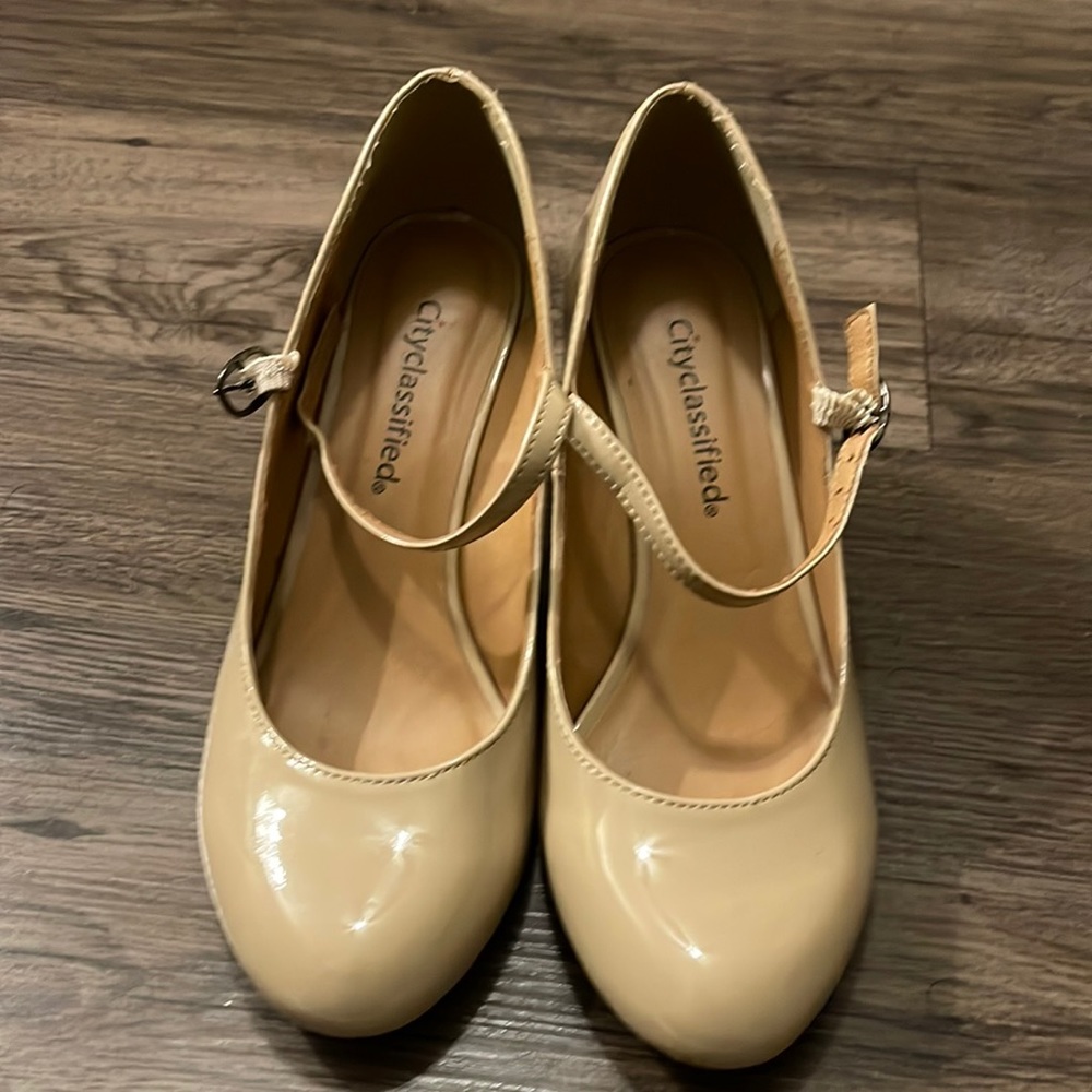 Preowned size 6.5 Beige patent leather pumps mark on right heel